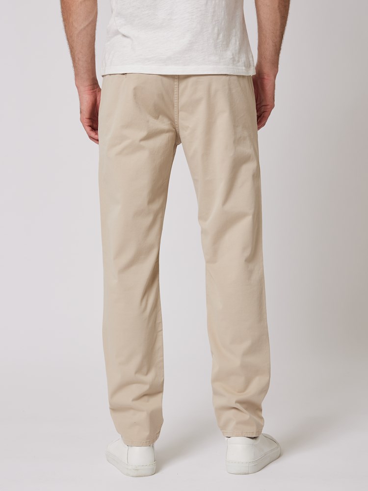 Regular chino str. twill 7506566_R63-MRCAPUCHIN-S24-Modell-Back_chn=boys_6998_7506566 R63_Regular chino str. twill R63_Regular chino str. twill R63 7506566.jpg_Back||Back