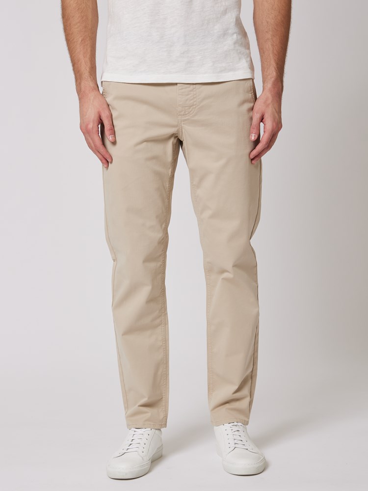 Regular chino str. twill 7506566_R63-MRCAPUCHIN-S24-Modell-Front_chn=boys_4062_7506566 R63_Regular chino str. twill R63_Regular chino str. twill R63 7506566.jpg_Front||Front