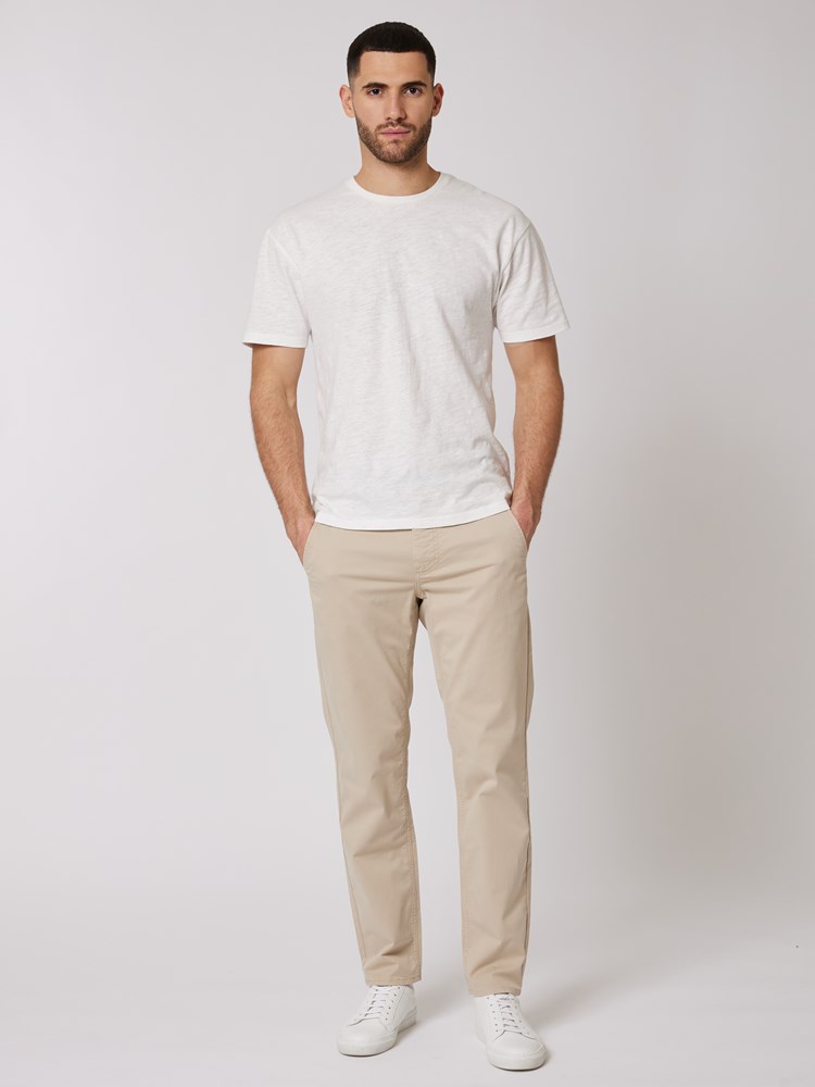 Regular chino str. twill 7506566_R63-MRCAPUCHIN-S24-Modell-Front_chn=boys_5524_7506566 R63_Regular chino str. twill R63_Regular chino str. twill R63 7506566.jpg_Front||Front